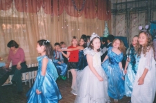 Здравствуй, Новый 2008 год!Танцуют девочки!
